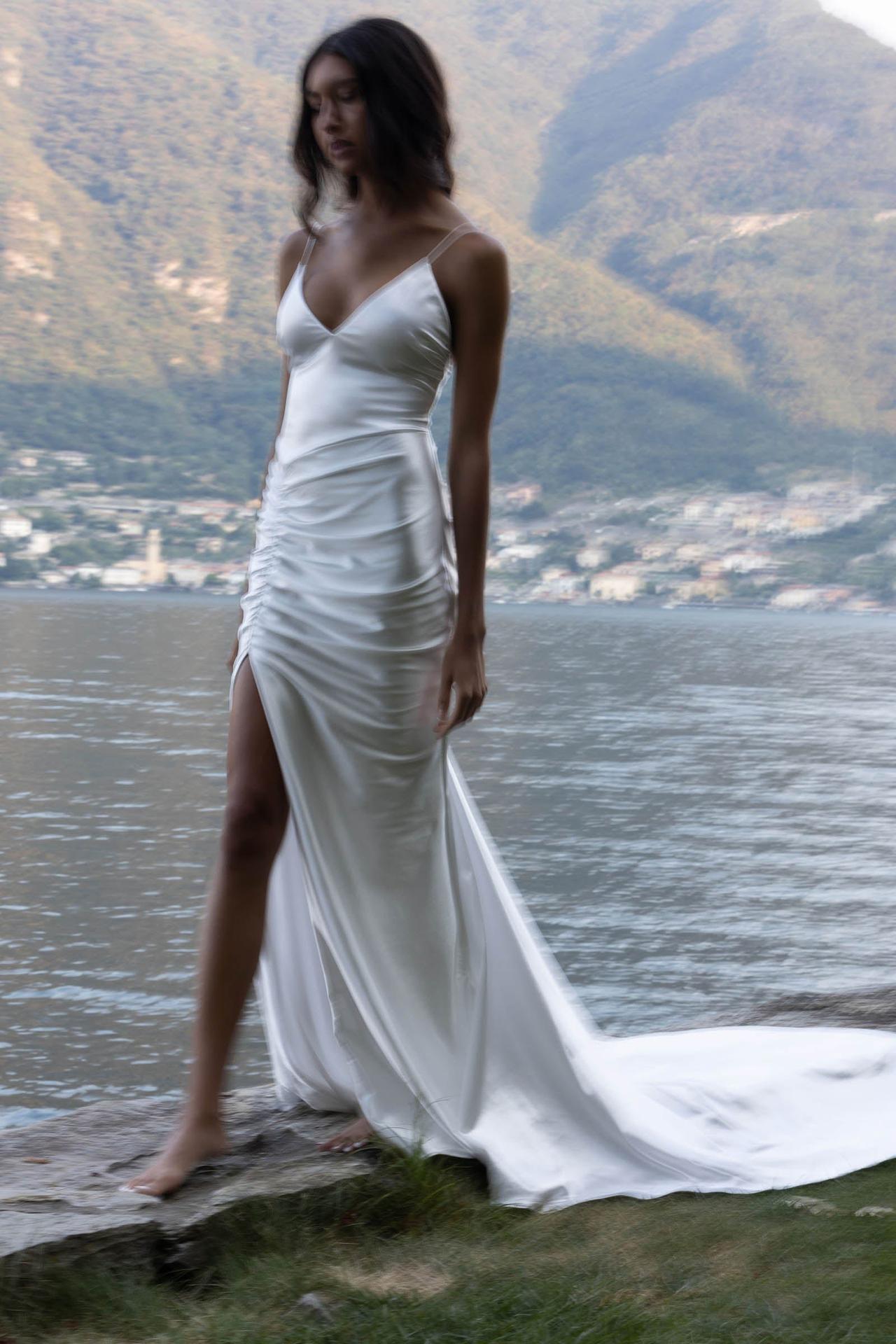 mujer con vestido de novia corte sirena lencero