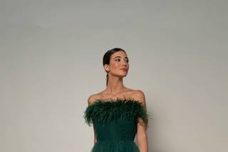 vestido de fiesta para Navidad color verde con escote strapless falda con tul y plumas en el escote