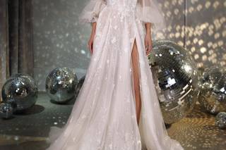 mujer con vestido de novia con brillos