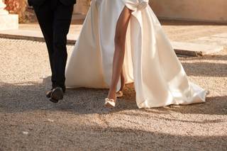 Mujer con vestido de novia modernos estilo princesa con abertura en la pierna