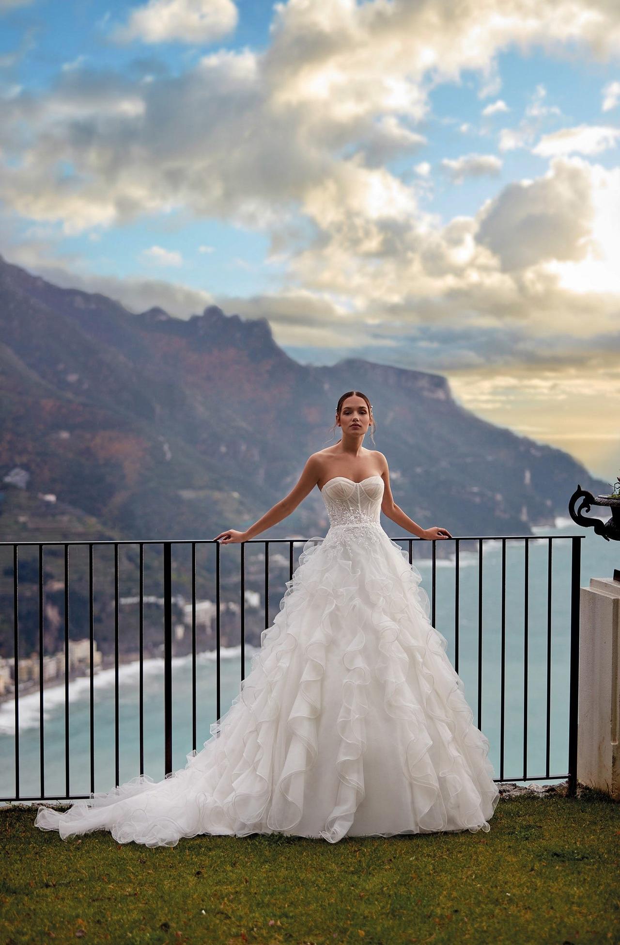 mujer con vestido de novia para matrimonio al aire libre