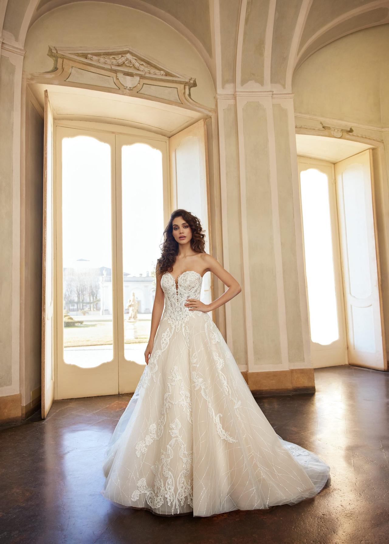 vestido de novia con encaje corte princesa y corte princesa y escote corazón