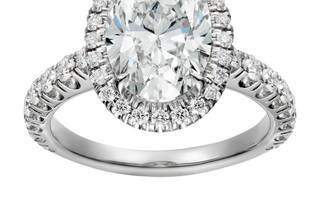anillo de compromiso en oro blanco con diamante corte oval