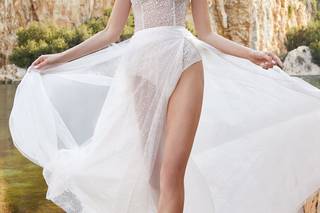 vestido de novia para verano con abertura en la pierna