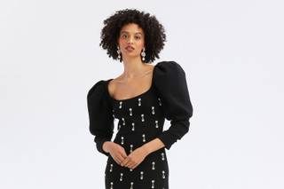 mujer con vestido de madrina color negro