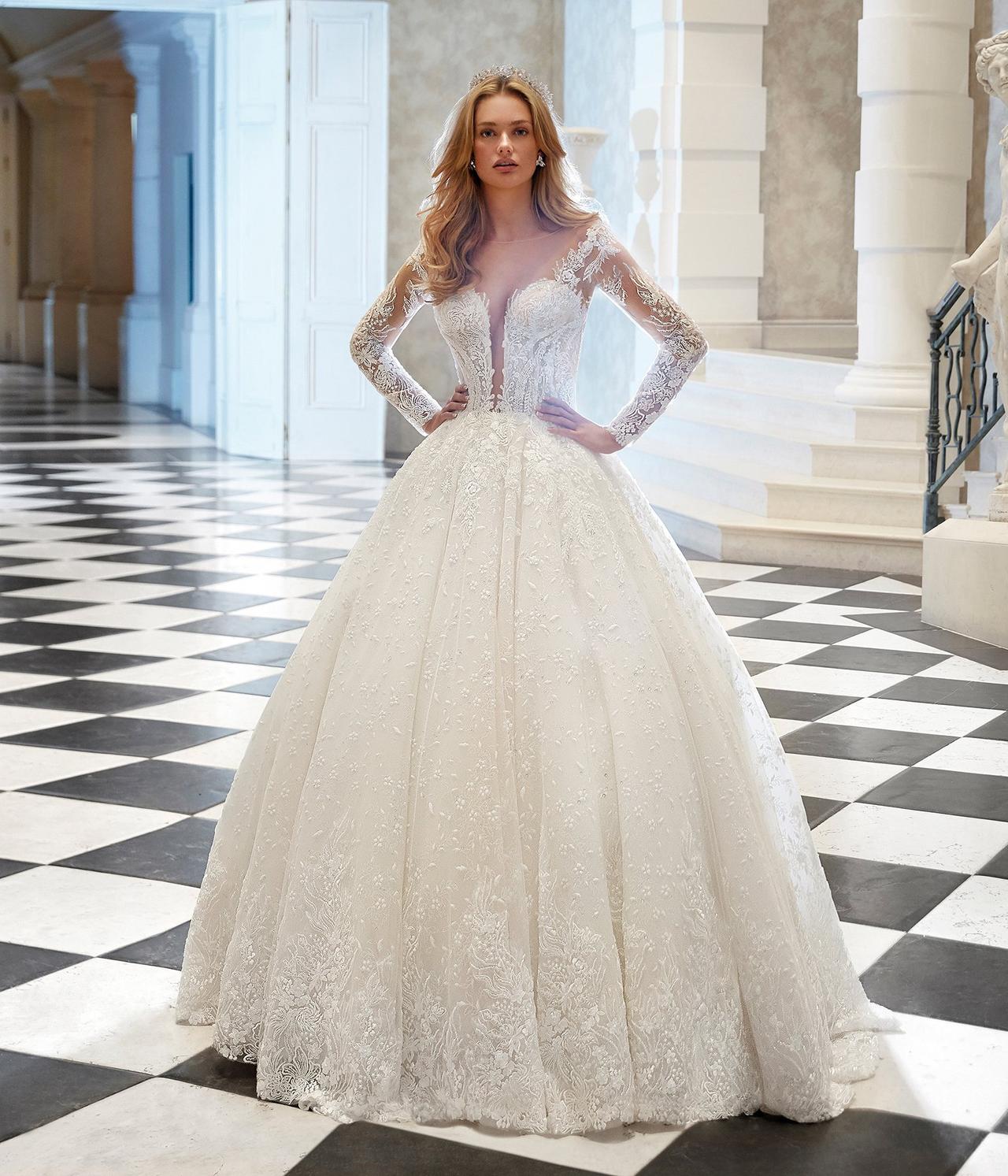 vestido de novia con encaje escote corazón con mangas largas y corte princesa