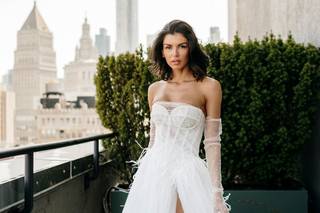 mujer con vestido de novia moderno