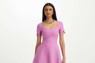 vestido de fiesta corto violeta con escote redondo