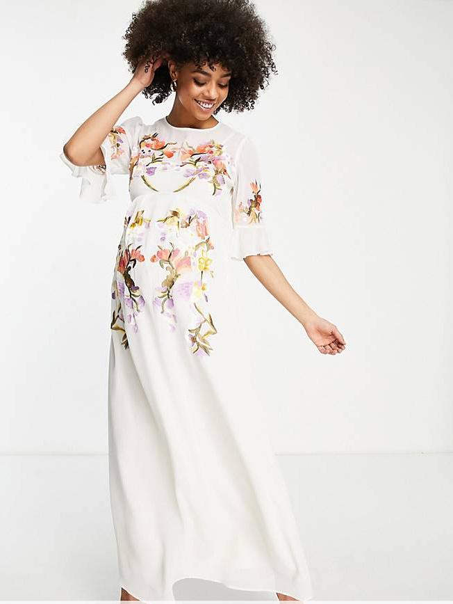 Mujer con vestido de novia con estampados de colores florales