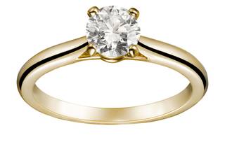 anillo de compromiso en oro amarillo con diamante central
