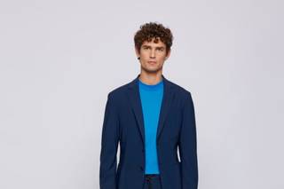 Terno para hombre joven color azul noche en combinación con camisa de color azul aguamarina