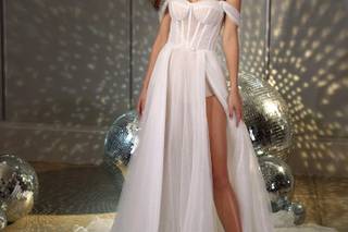 Vestido de novia civil con escote de hombros caídos y abertura en la pierna