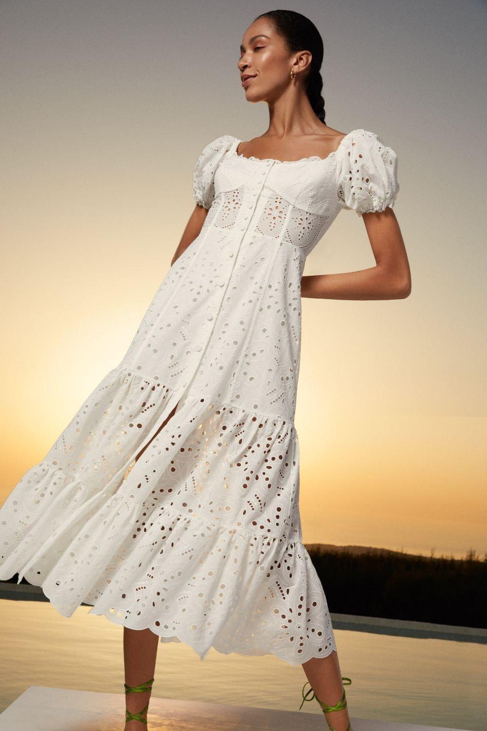 Chica con vestido de novia sencillo escote cuadrado