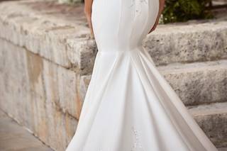 vestido de novia sencillo corte sirena con escote V en la espalda