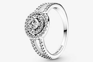 anillo de compromiso en oro blanco con doble halo y diamantes