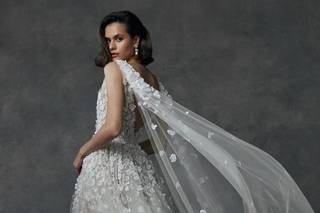 mujer con vestido de novia moderno