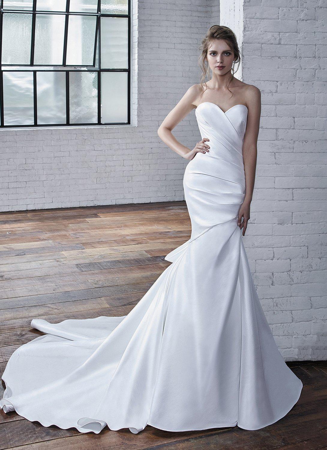 30 vestidos para novias con poco busto: secretos del diseño que le darán  realce