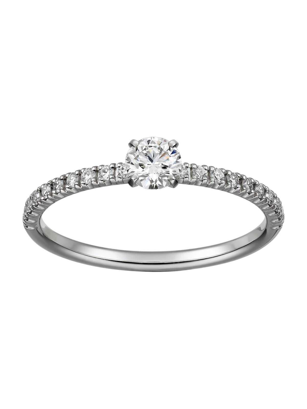 anillo de compromiso solitario con diamantes pequeños en el contorno y diamante central