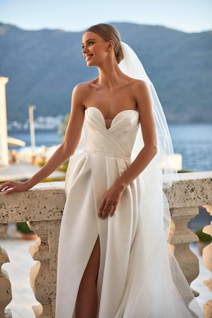 vestido de novia con abertura en la pierna escote corazón