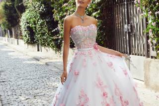 Vestido de novia civil con flores rosadas