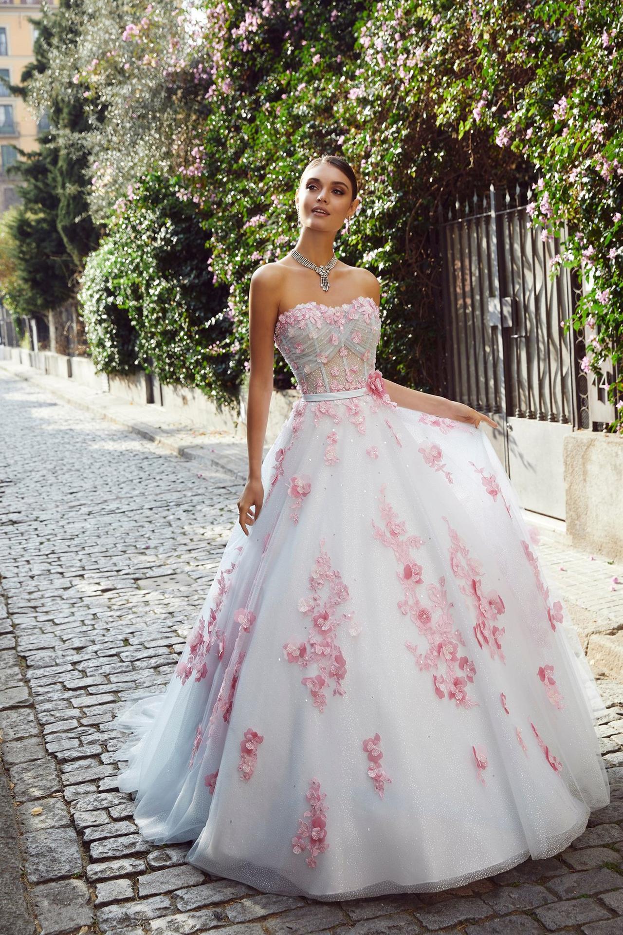 Vestido de novia civil con flores rosadas
