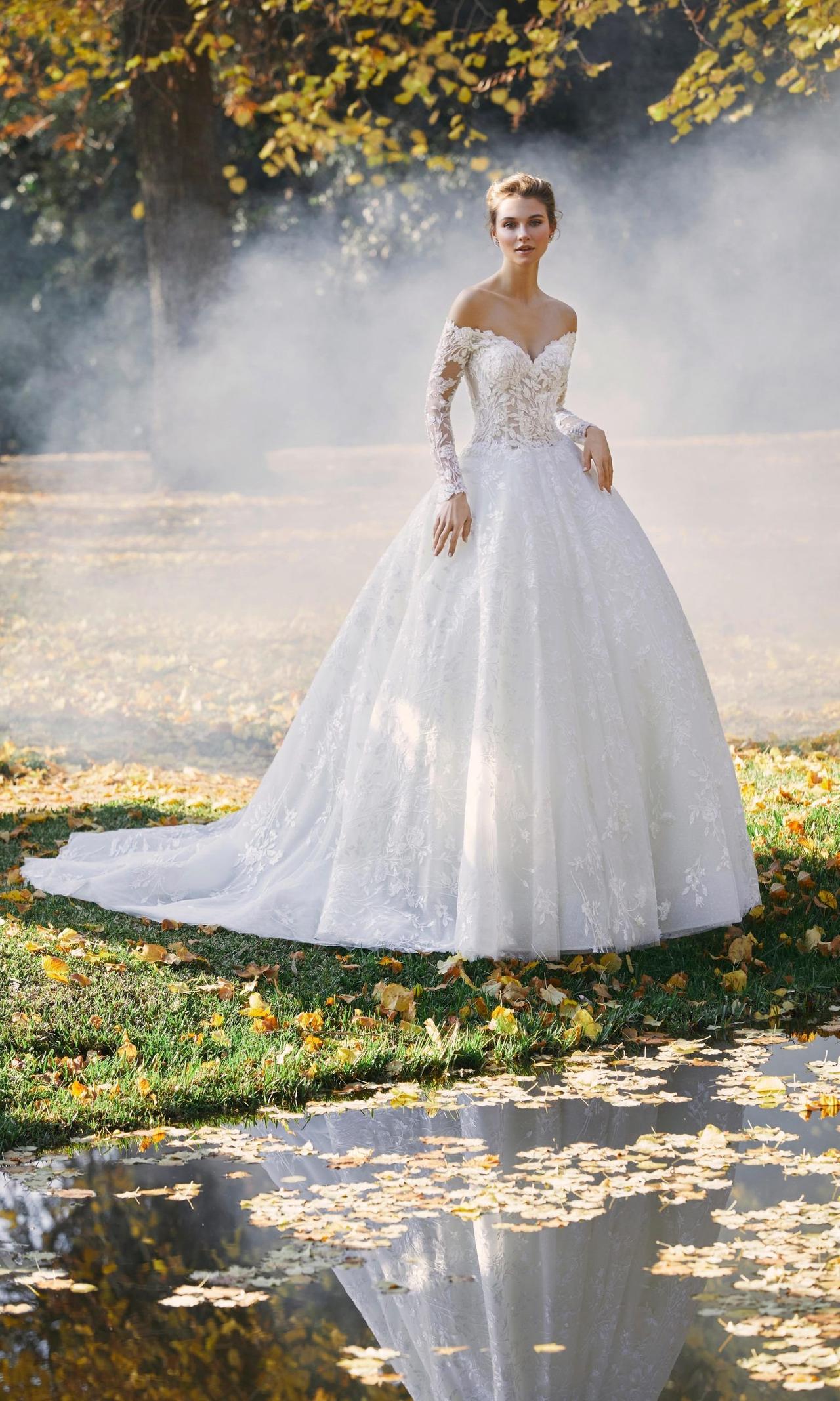 vestido de novia con encaje corte princesa y escote reina anna con mangas largas