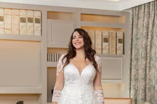 vestido de novia con encaje corte princesa y escote corazón con mangas largas