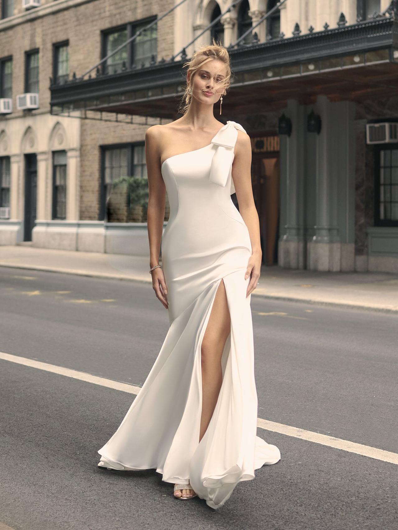 vestido de novia largo con abertura en la pierna ideal como segundo vestido
