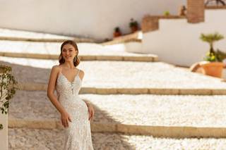 mujer con vestido de novia para matrimonio al aire libre