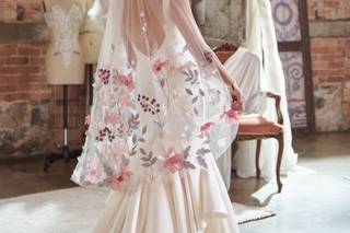 vestido de novia sirena color nude, con velo bordado en flores rosa pastel