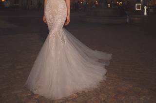 Mujer con vestido de novia corte sirena elegante