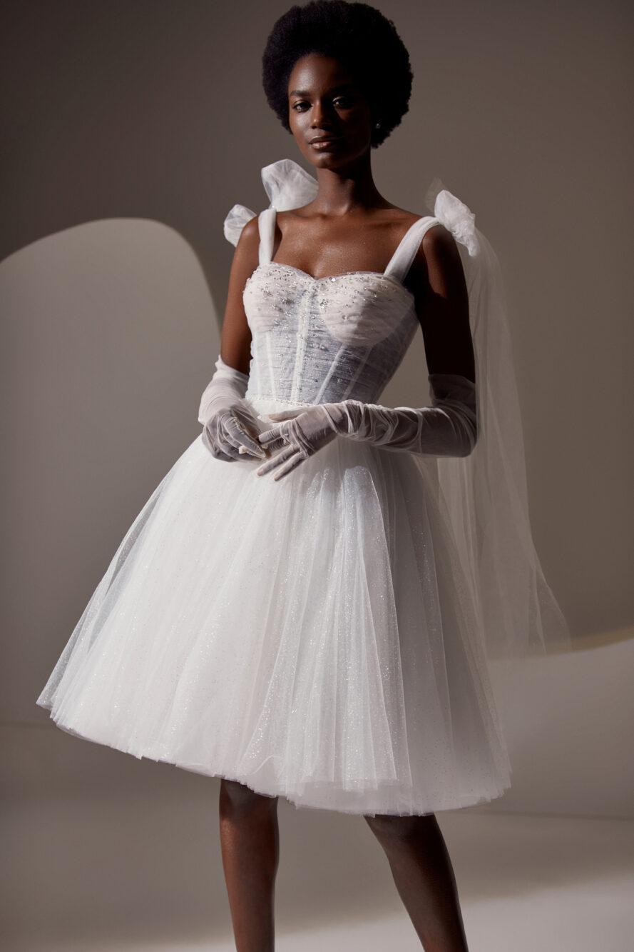 vestido de novia civil corto con capas de tul