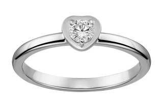 anillo de compromiso bañado en oro blanco con diamante pequeño con forma de corazón