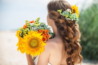 peinado con cabello suelto y flores