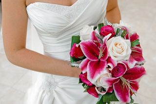 Bouquet de novia con flores rosas