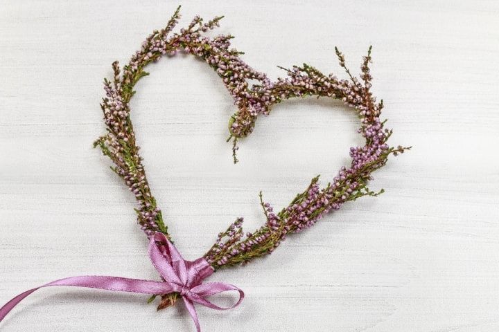 Corazones de flores DIY: el emblema del amor para su decoración de matrimonio