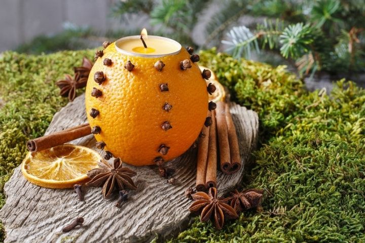 Una boda con aroma frutal: DIY decoración con velas de naranja
