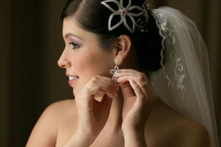 El estilismo de la novia: complementos en color plata