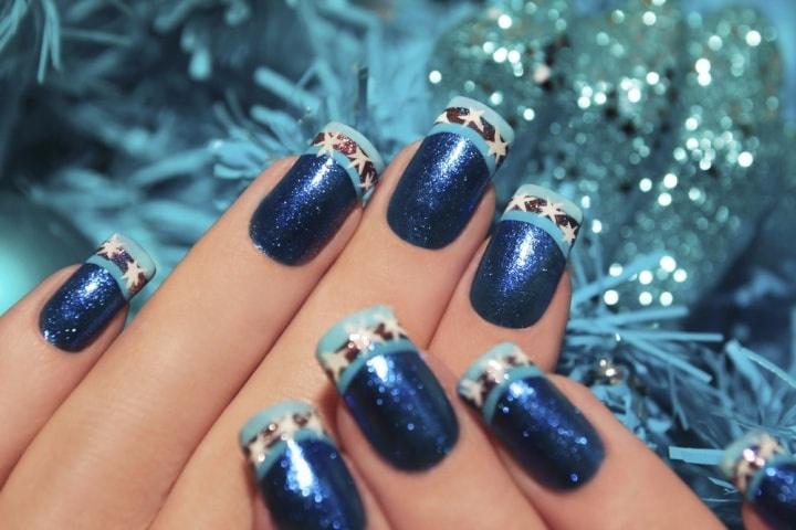 manicura navideña azul con celeste