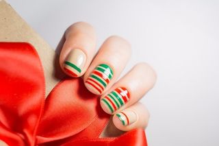 manicura navideña de rayas rojos y verdes