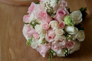 Bouquet de novia rosas blancas y rosadas