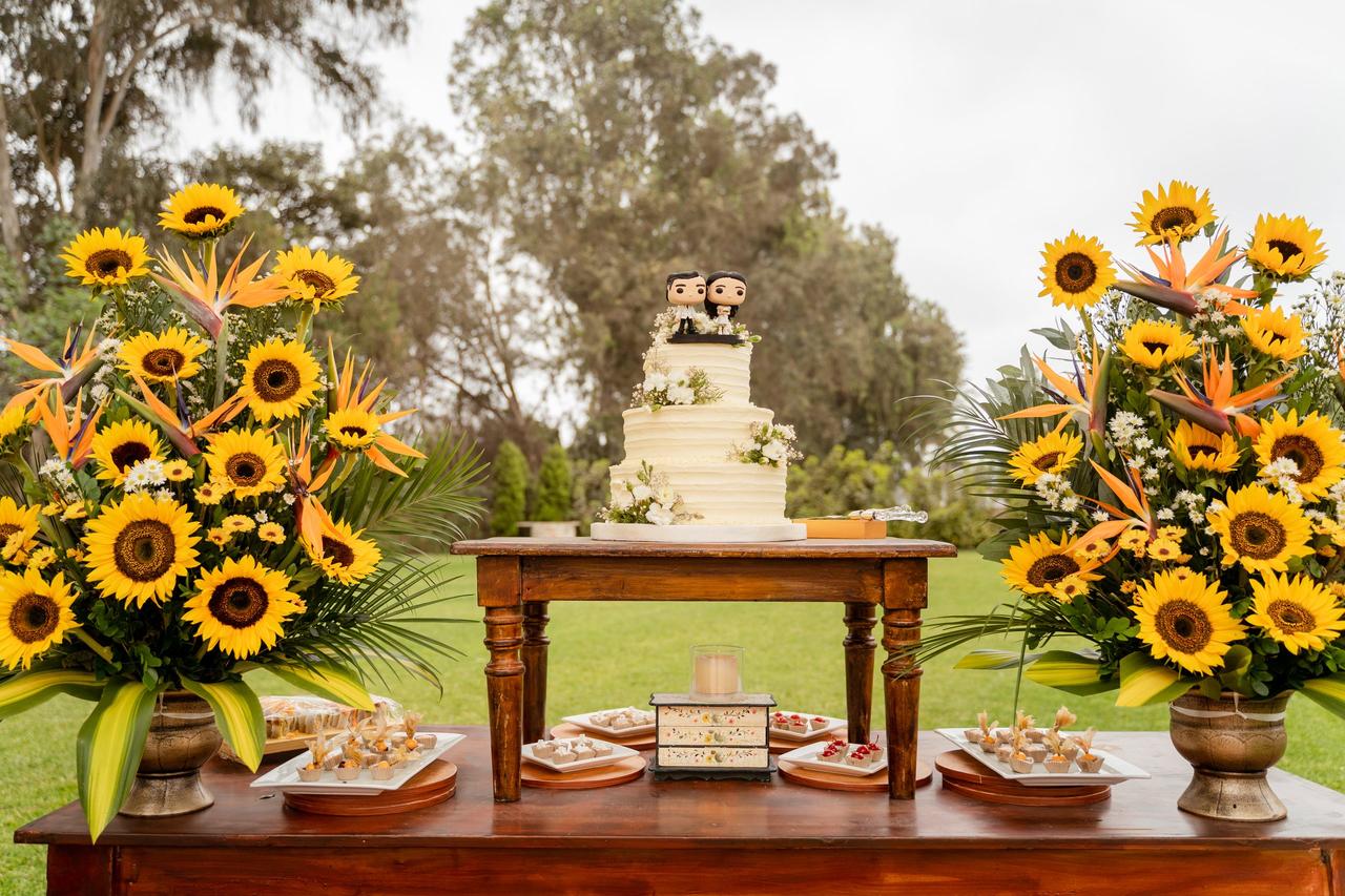 torta de matrimonio pequeña para matrimonio civil rodeada de girasoles