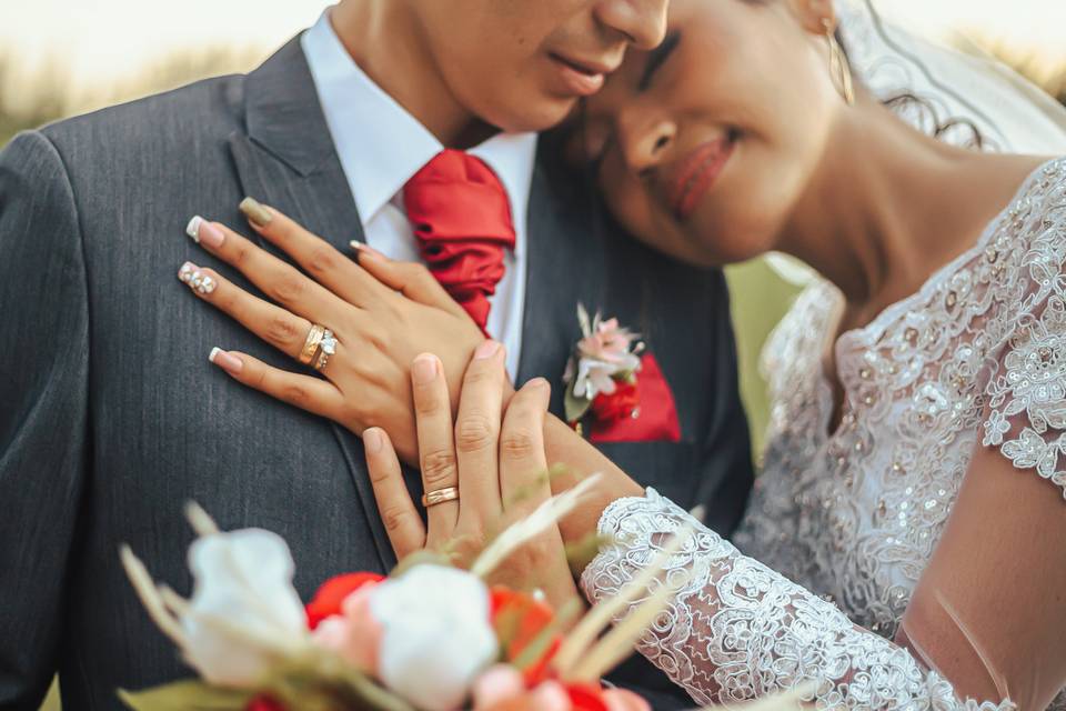 pareja de novios con anillos de matrimonio