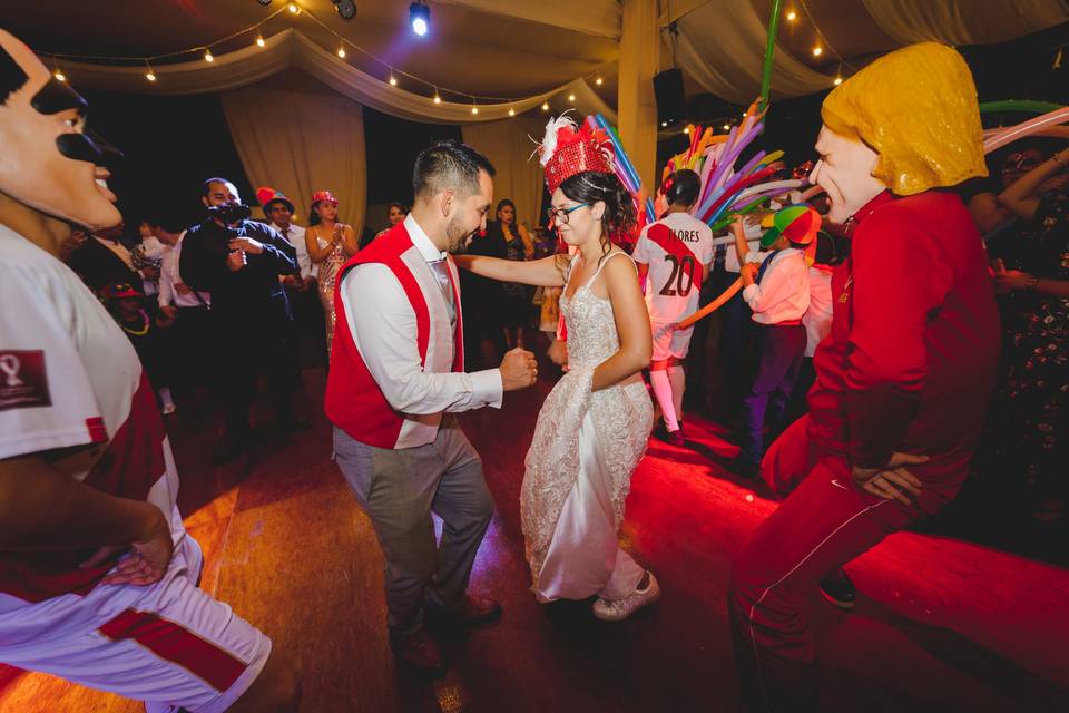 Pareja de recién casados bailando en la hora loca de su boda