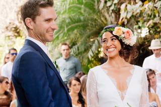 peinado de novia recogido con corona de flores