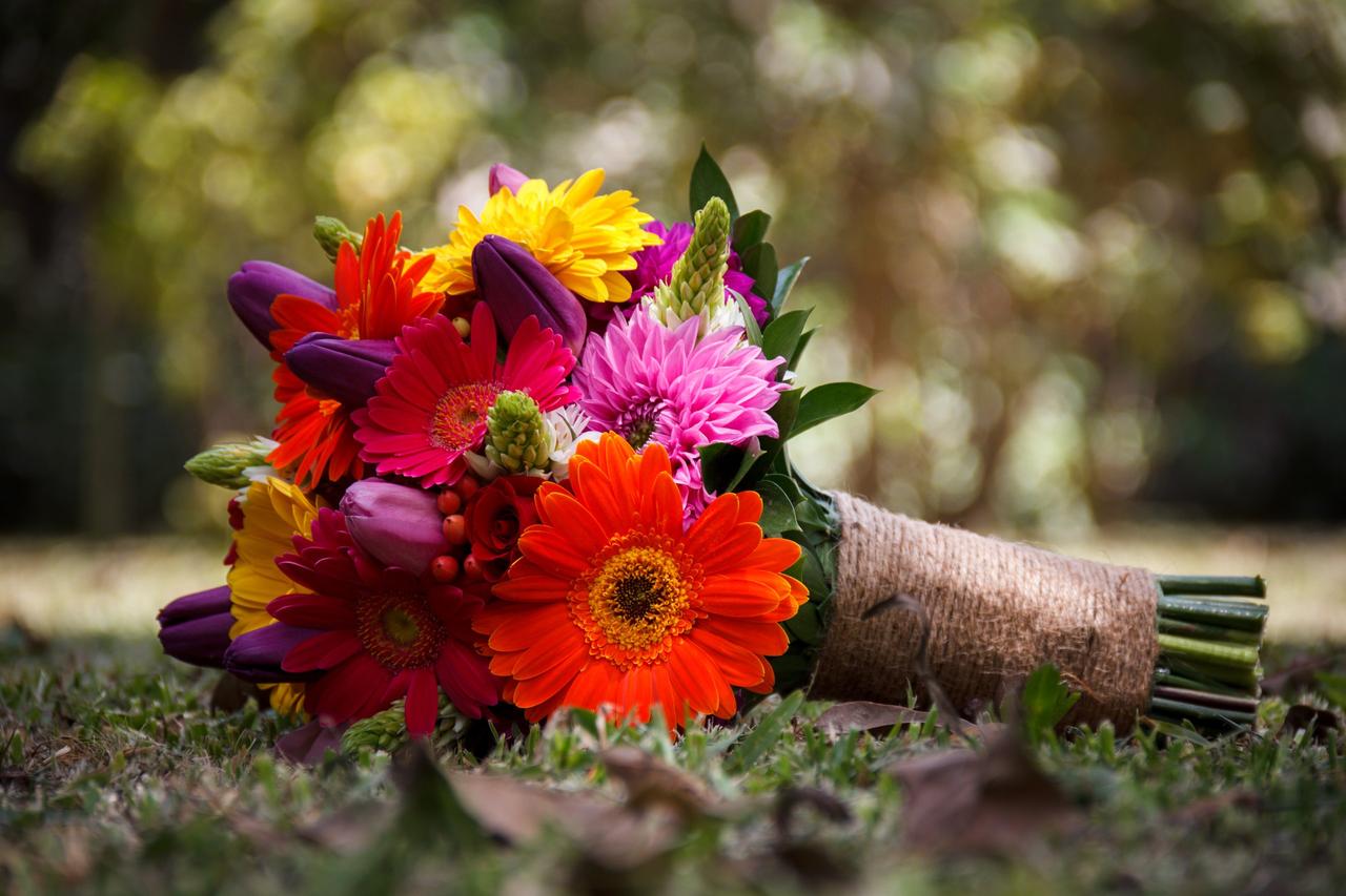 Bouquet de novia con flores naranjas