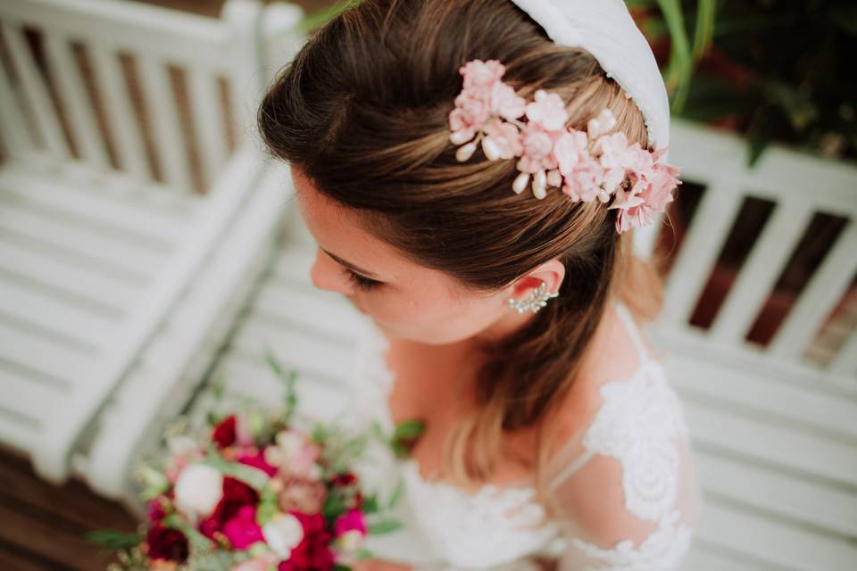 Descubre los peinados de novia más lindos con flores naturales te  enamorarán