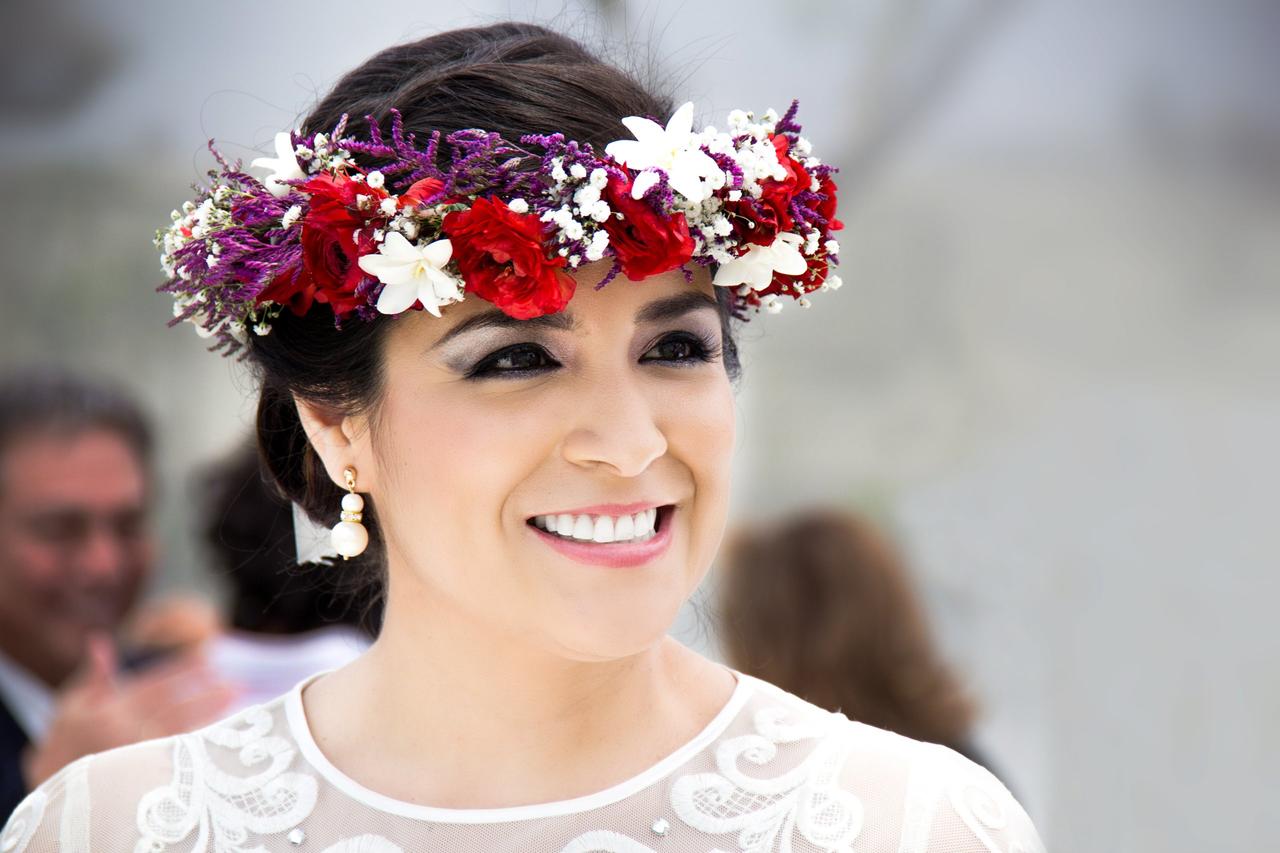 peinado de novia con moño y corona de flores