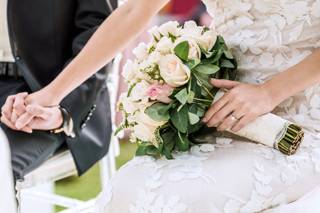 Ramo de novia con flores naturales y rosas