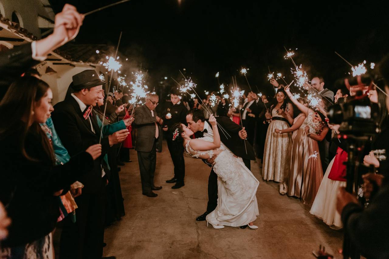 Luces de Bengala Boda  Wedding sparklers, Wedding send off, Wedding exits
